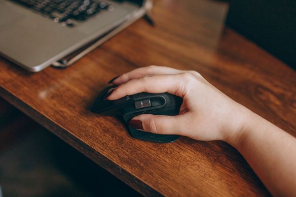 Quels sont les avantages des souris ergonomiques pour prévenir les troubles musculaires ?